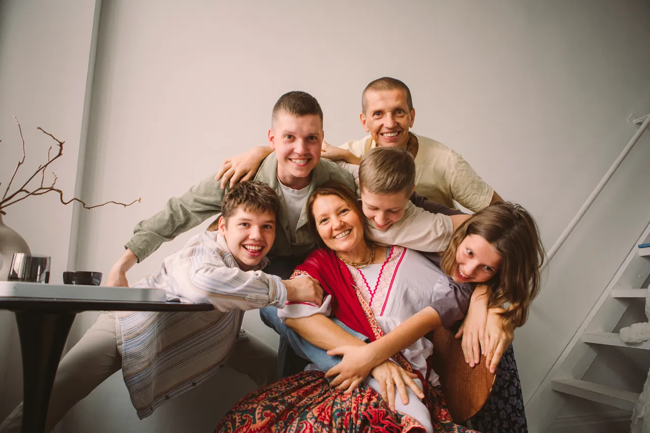 Семья Вишняковых: родители, трое сыновей и дочь